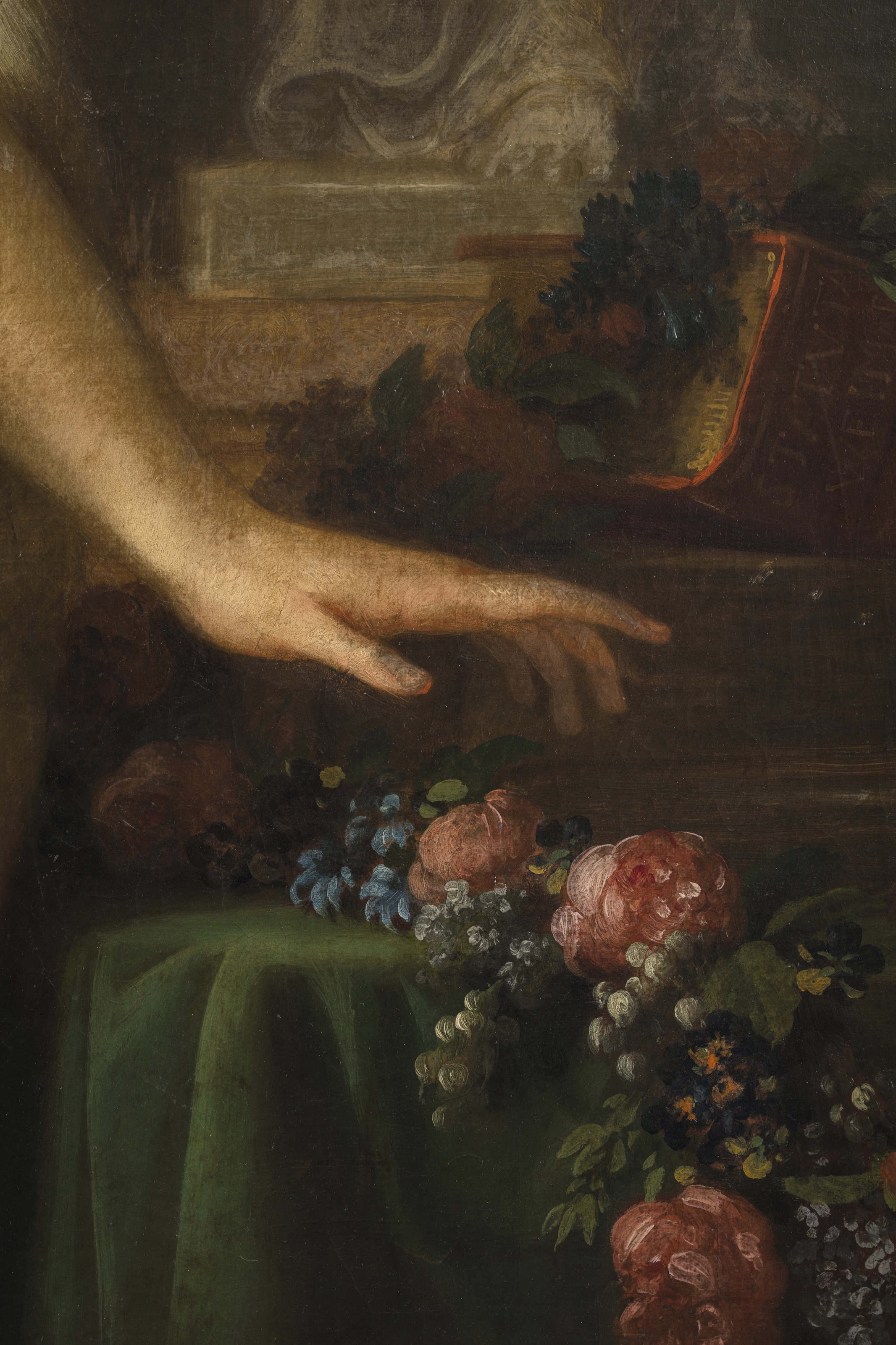 Detail: Blumengebinde und Statuten der Stadt Weimar