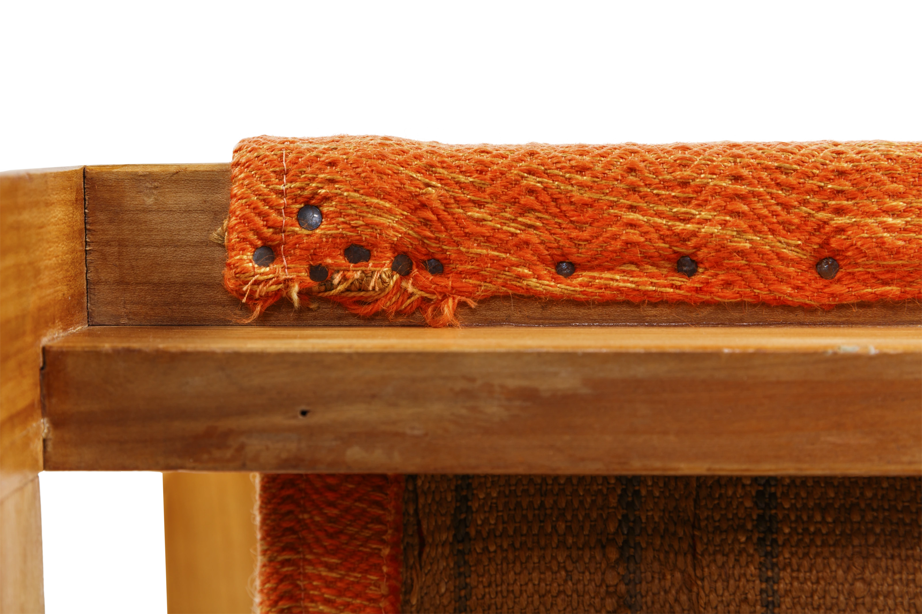 Detail: genagelte Stoff-Bespannung