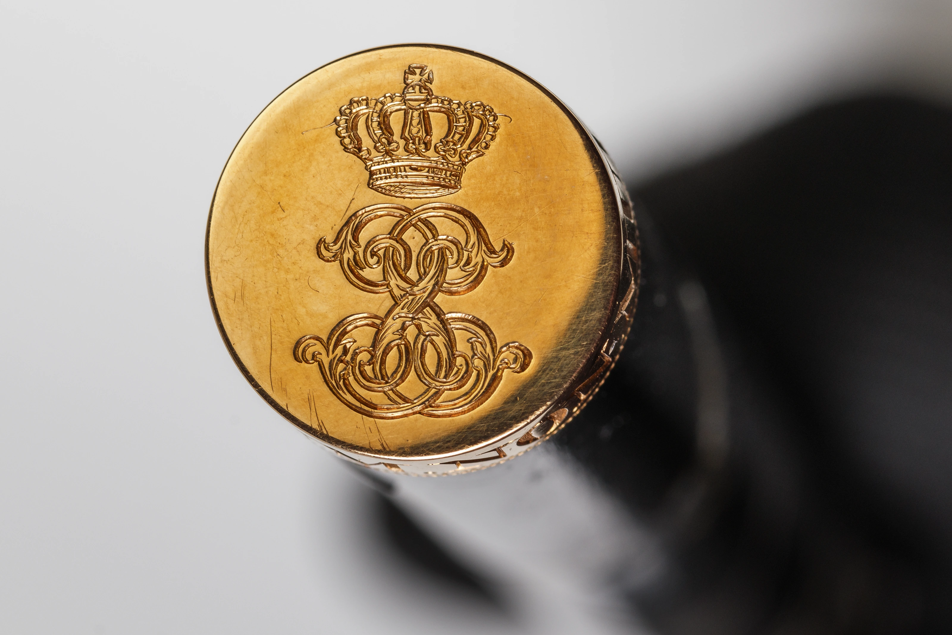 Detail: obere Kappe mit dem Signet der Erbgroßherzogin Sophie von Sachsen-Weimar-Eisenach